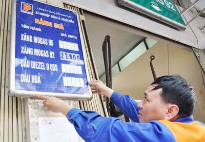 Giá xăng tăng 2.100 đồng/lít