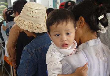 Trẻ dưới sáu tuổi: Cấp thẻ BHYT cùng với giấy khai sinh