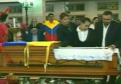 Gia đình nhìn mặt Tổng thống Hugo Chavez lần cuối