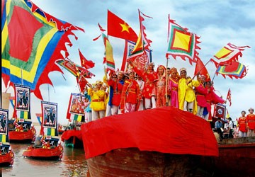 Trả lễ hội truyền thống cho người dân
