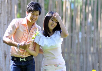 Phùng Ngọc Huy tình tứ bên Tú Vi