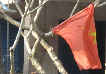 Cần có quy cách treo cờ tổ quốc