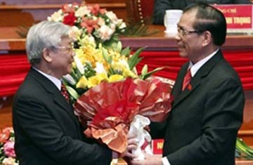 Đại hội Đảng lần thứ XI: Công bố danh sách Bộ Chính trị và Tổng Bí thư