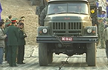 Bắc cầu phao hiện đại nhất thế giới qua sông Hồng