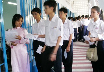 Điểm chuẩn lớp 10 giảm mạnh