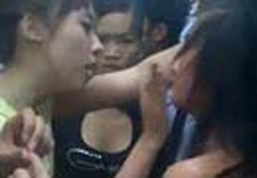 Nữ sinh bị đánh hội đồng, lột áo