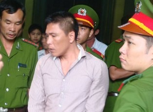 Bức xúc chuyện “tè bậy”, thuê người chém hàng xóm