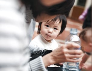 Mối nguy trẻ ngộ độc hoá chất tại nhà
