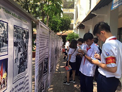 Học lịch sử dưới tán cây, sân trường