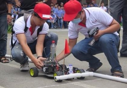 'Kịch tính' cuộc đua ô tô mô hình tự chế của sinh viên