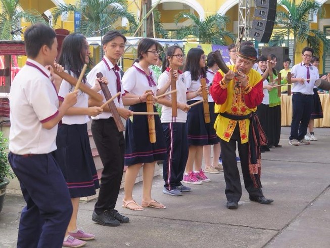 Học sinh mê mẩn nghe hát chèo, đờn ca tài tử