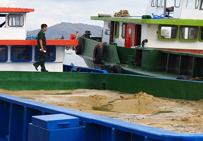 Bắt 16 xà lan, ghe bầu khai thác cát trộm trên sông Mỏ Nhác