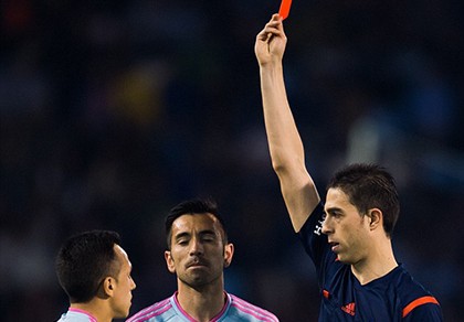 Câu giờ, Busquets bị đối thủ tấn công bằng… cỏ