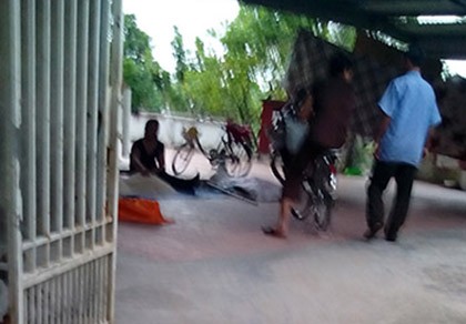 Nghĩ chồng muốn giết mình, vợ truy sát chồng bằng 6 nhát dao