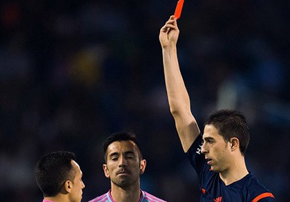 Cầu thủ ném… cỏ vào mặt sao Barcelona bị cấm thi đấu 1 trận