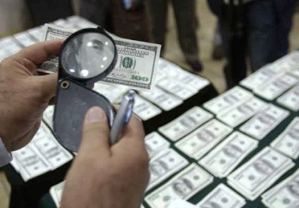 Cầm 10.000 USD giả vào ngân hàng giao dịch