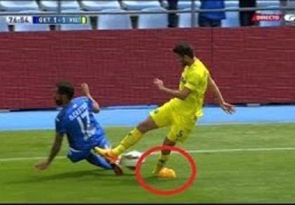 Kinh hoàng pha bóng khiến cầu thủ Villarreal gãy chân