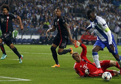 Beckenbauer: 'Hậu vệ Bayern như đá bóng bằng giày trượt tuyết'