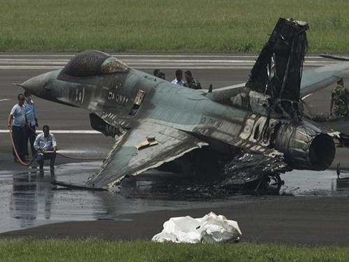 F-16 Mỹ tài trợ cho Indonesia bốc cháy đen khi cất cánh