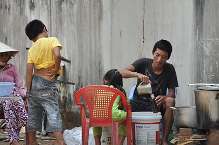 Cận cảnh nơi nấu nước “mát” nhìn là không muốn uống