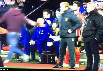 Fan Arsenal trả giá đắt vì cố đánh… Wenger