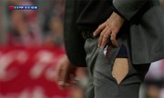 Guardiola bị rách quần, lộ nội y khi Bayern hủy diệt Porto
