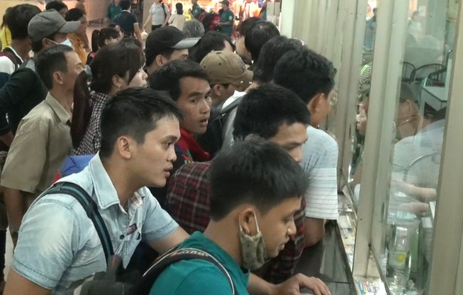 Người dân đổ ra các bến xe tìm mua vé về quê nghỉ lễ