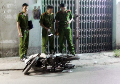 Nam thanh niên bị đâm gục trên đường