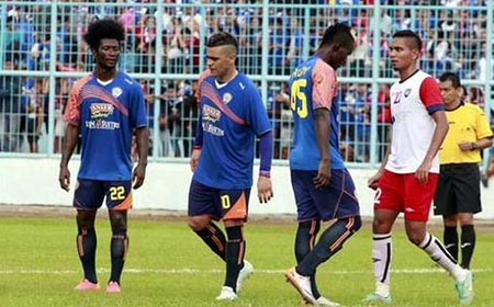 Bóng đá Indonesia chìm trong khủng hoảng: Ngưng mọi giải quốc gia
