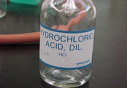 Một chủ doanh nghiệp bị tạt axit ngay trước sân nhà