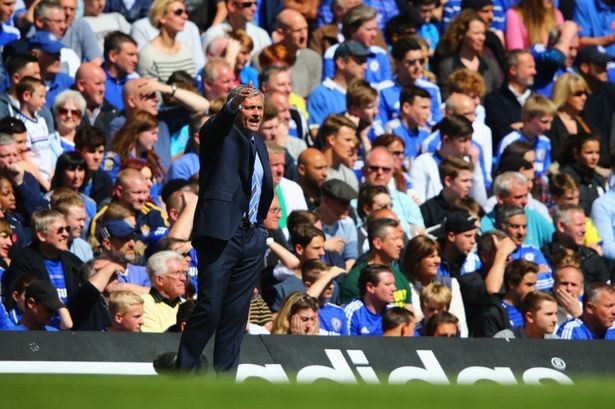 Chelsea vừa vô địch, Mourinho tức tốc vào bệnh viện thăm cha đột quỵ