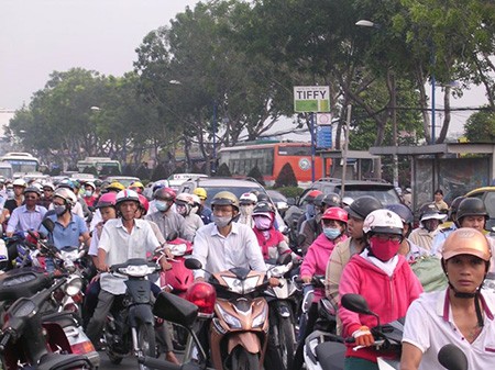 Giao thông Sài Gòn tắc nghẽn vào giờ tan sở sau dịp nghỉ lễ