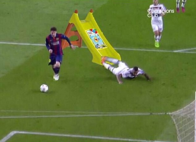 Ảnh chế hài hước pha qua người của Messi khiến Boateng trượt ngã