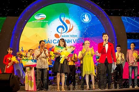 Đông Nhi, Issac, Hari Won đốt cháy đêm chung kết “Hành trình bài ca sinh viên 2015“