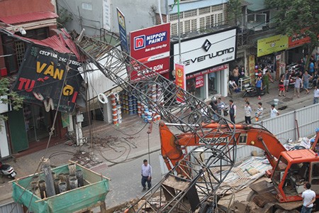 Cận cảnh vụ sập cần cẩu trên đường Cầu Giấy