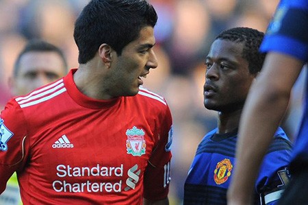 Patrice Evra sẽ tiếp tục bắt tay cố nhân Luis Suarez