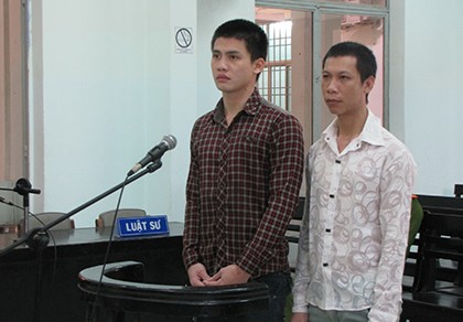 Vào tù vì ăn trộm... tủ gỗ để cân ký bán