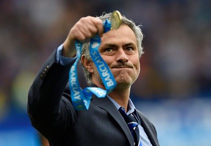 Mourinho hoàn tất cú đúp danh hiệu ở P.L