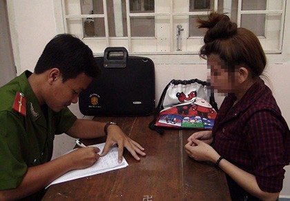 Giả vờ xem điện thoại rồi cướp luôn
