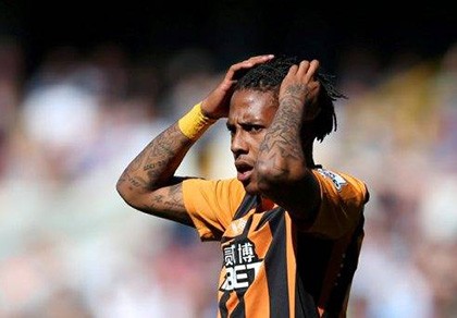 Tiền đạo Hull City trả giá đắt vì đấm người M.U
