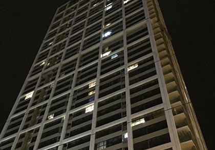 Chập điện, nổ lớn trong cơn giông, người đi đường hoảng loạn