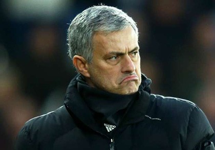 Mourinho ức phát khóc vì có “kẻ đâm lén”