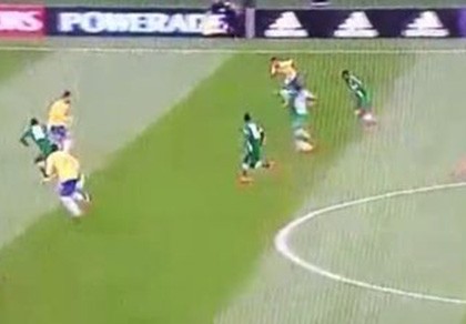 Pha kiến tạo Rabona kinh điển giúp đồng đội ghi bàn