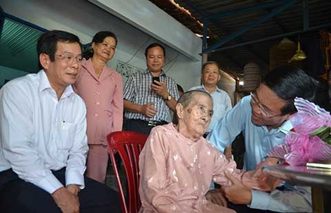 Lãnh đạo TP.HCM thăm và tặng quà các cụ cao tuổi