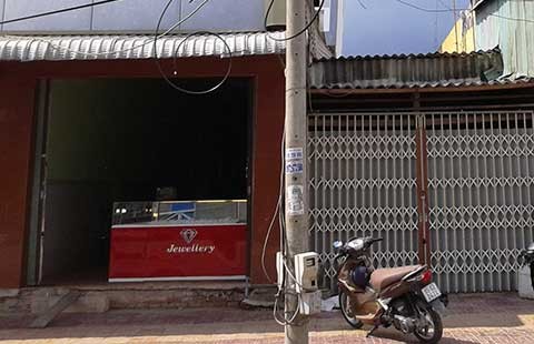 Buộc phá dỡ nhà lầu ba tầng bị nghiêng
