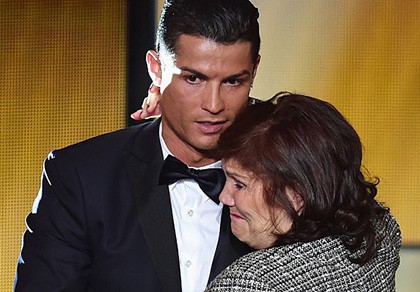 Mẹ CR7 bị tạm giữ vì mang quá nhiều... tiền