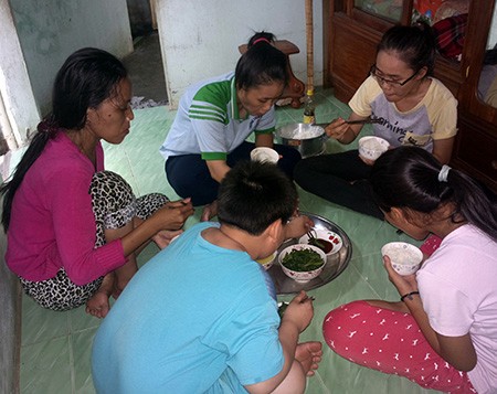 Gánh bánh ướt gánh 4 phận mồ côi