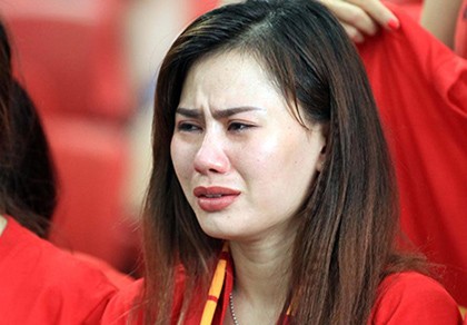 U23 Việt Nam thất bại cay đắng, nữ CĐV bật khóc nức nở