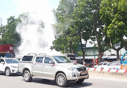 Đang lưu thông, xe tải bỗng bốc cháy mù mịt