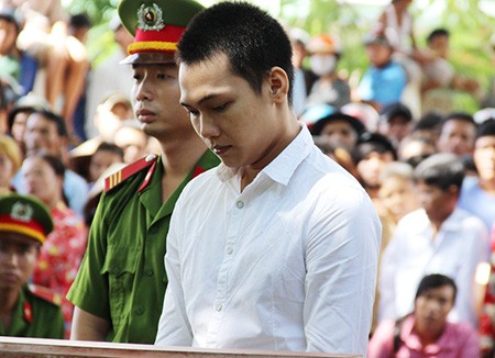 Bênh vực anh trai, lấy dao chém chết hàng xóm